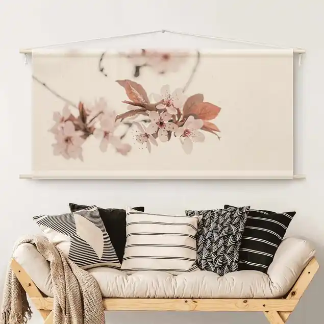 Zarte Kirschblüten am Zweig Wandteppich Billig