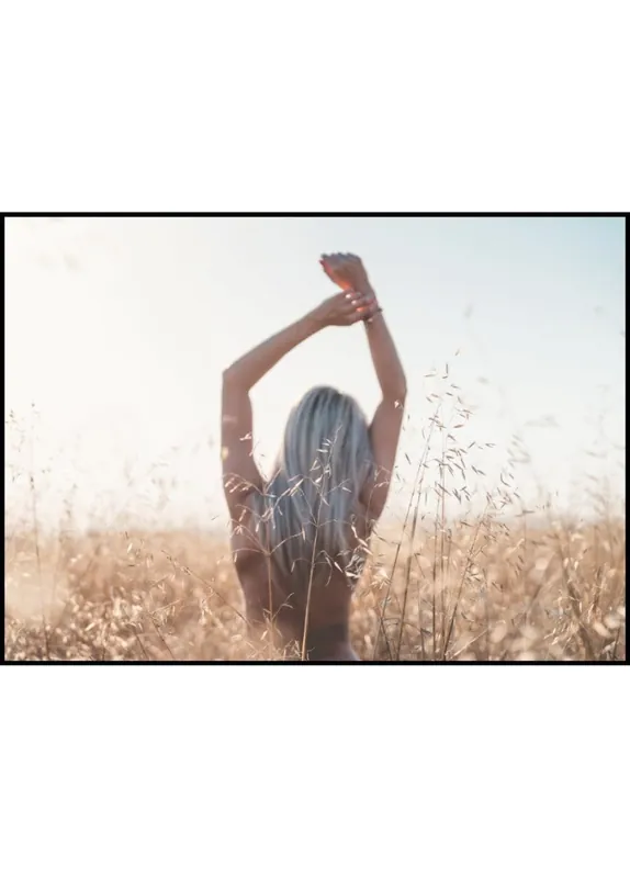 Young Woman In Wheatfield Poster Versand Am Gleichen Tag