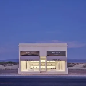 Prada Marfa 7:04AM Nur Für Kurze Zeit