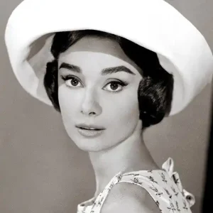 Audrey Hepburn in White Hat Markenprodukt