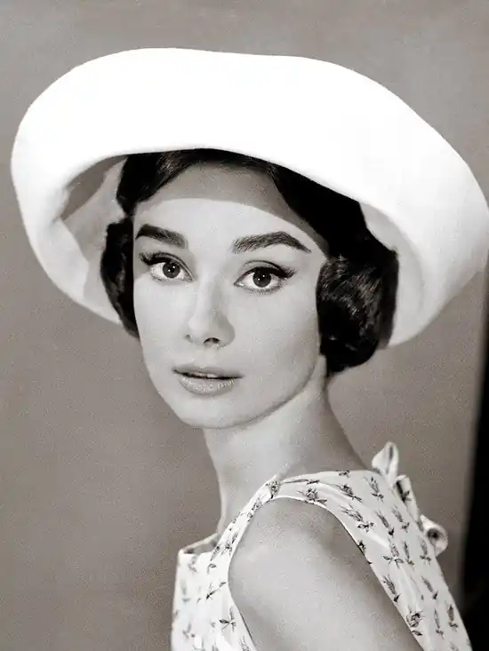 Audrey Hepburn in White Hat Markenprodukt