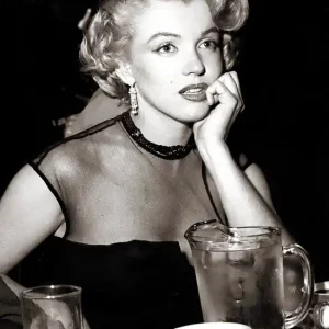 Marilyn Monroe at a Dinner Event Kostenloser Rückversand