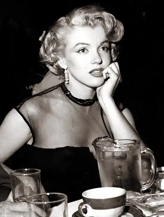 Marilyn Monroe at a Dinner Event Kostenloser Rückversand