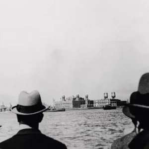"Blick von der Fähre auf Ellis Island N.Y." Top-Preis