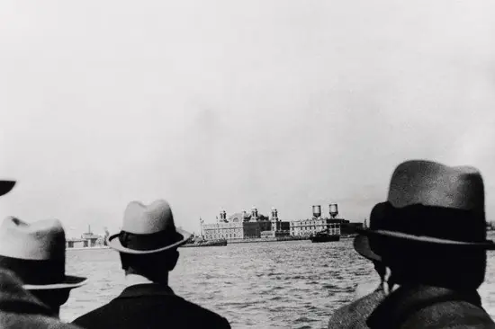 "Blick von der Fähre auf Ellis Island N.Y." Top-Preis