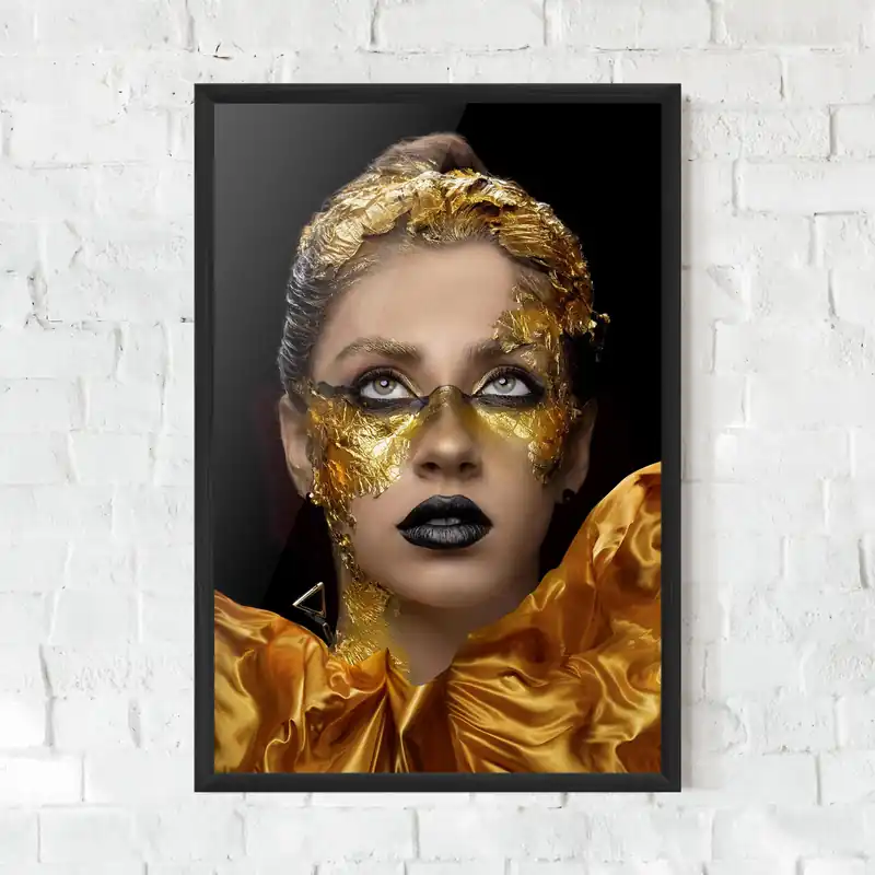 Bestseller Gerahmte Poster Glamorous Gold Outfit